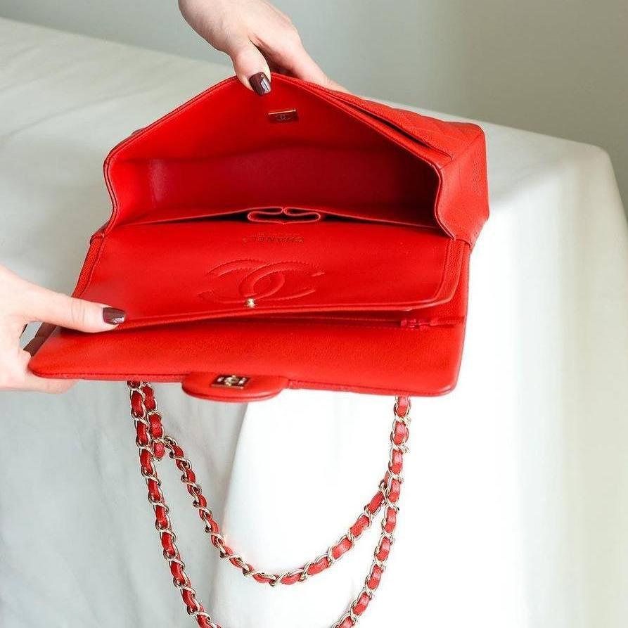 Chanel Klasik Orta Kırmızı Havyar Çanta - Glimmer of Luxury