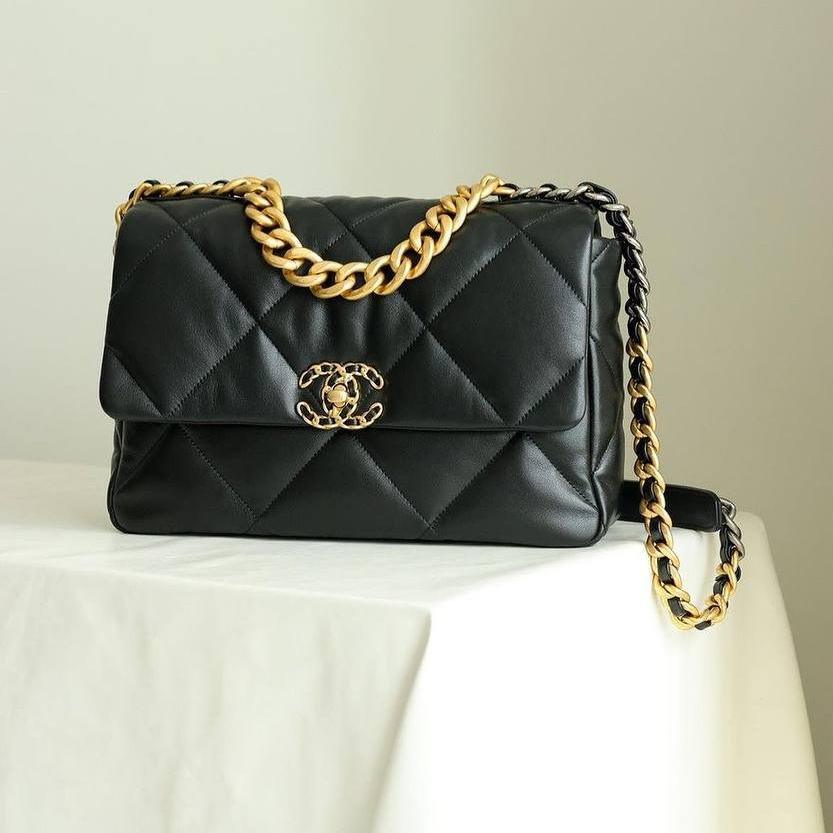 Chanel 19 Maxi Çanta - Glimmer of Luxury