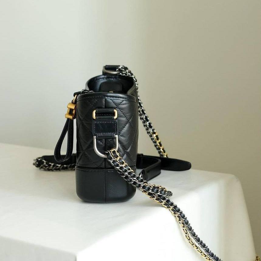 Chanel Siyah Eskitme Dana Derisi Küçük Gabrielle Hobo Çanta - Glimmer of Luxury