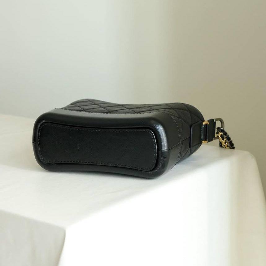 Chanel Siyah Eskitme Dana Derisi Küçük Gabrielle Hobo Çanta - Glimmer of Luxury