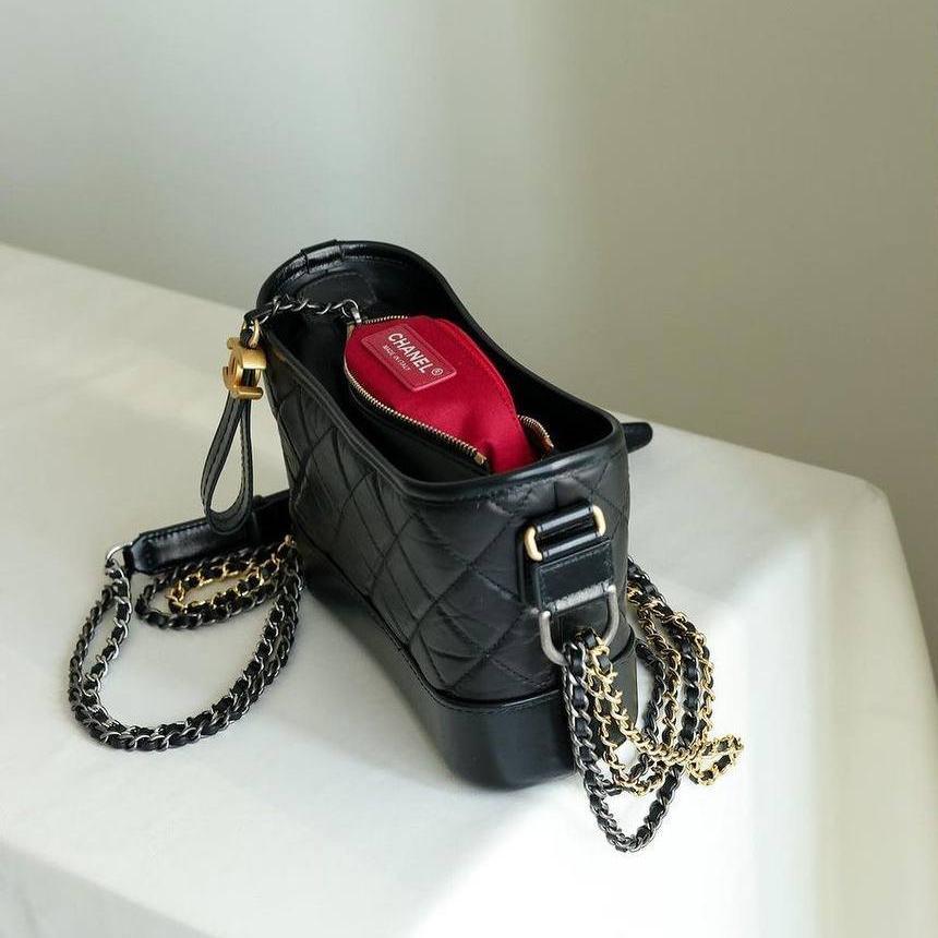 Chanel Siyah Eskitme Dana Derisi Küçük Gabrielle Hobo Çanta - Glimmer of Luxury