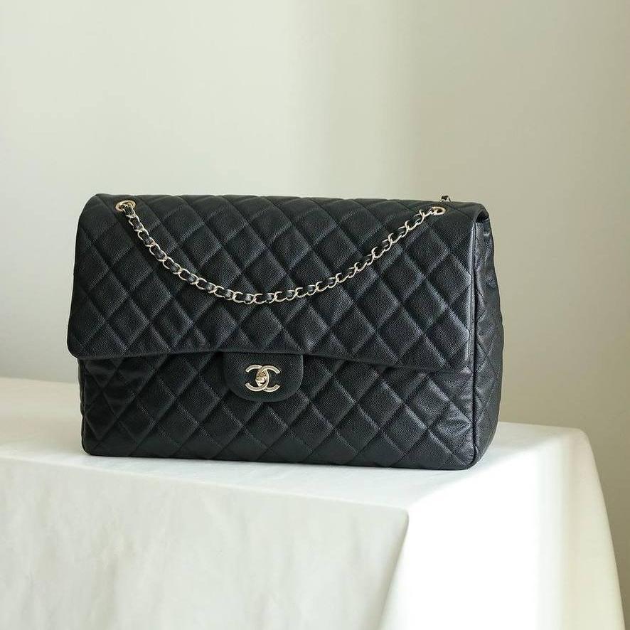 Chanel XXL Kapaklı Çanta Siyah Havyar Açık Altın Donanım 24C - Glimmer of Luxury
