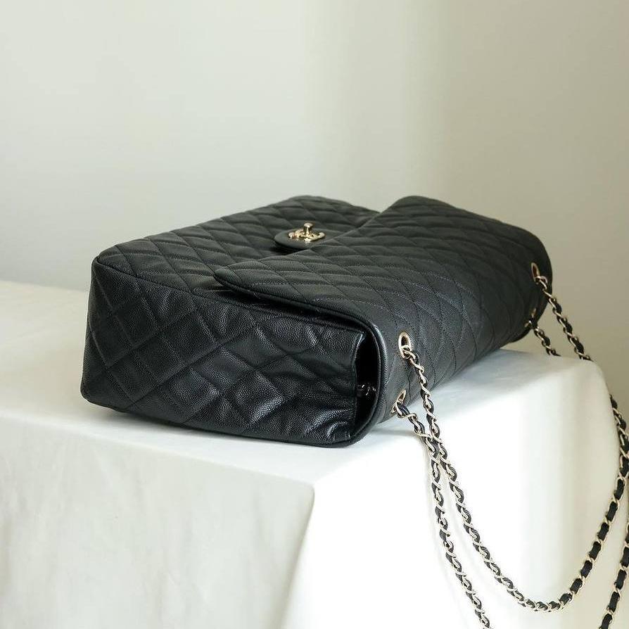 Chanel XXL Kapaklı Çanta Siyah Havyar Açık Altın Donanım 24C - Glimmer of Luxury