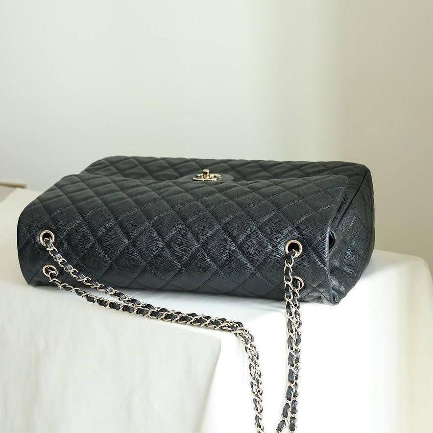 Chanel XXL Kapaklı Çanta Siyah Havyar Açık Altın Donanım 24C - Glimmer of Luxury