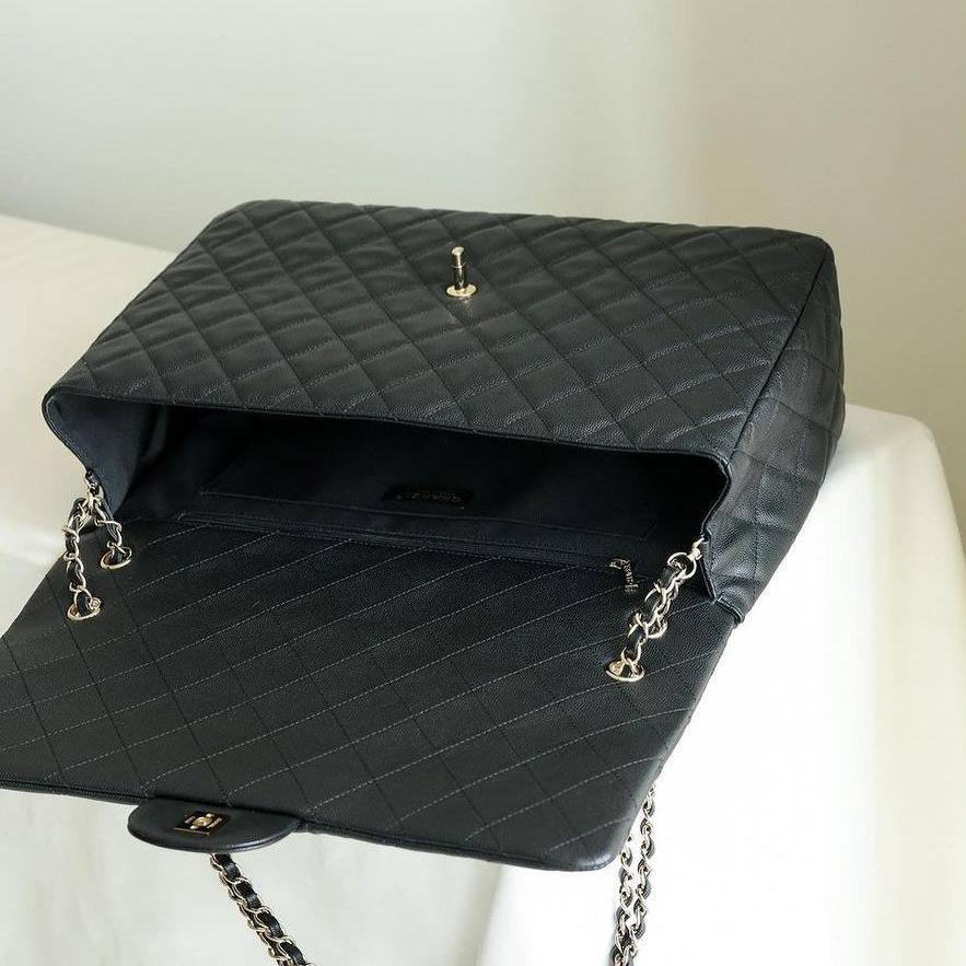 Chanel XXL Kapaklı Çanta Siyah Havyar Açık Altın Donanım 24C - Glimmer of Luxury