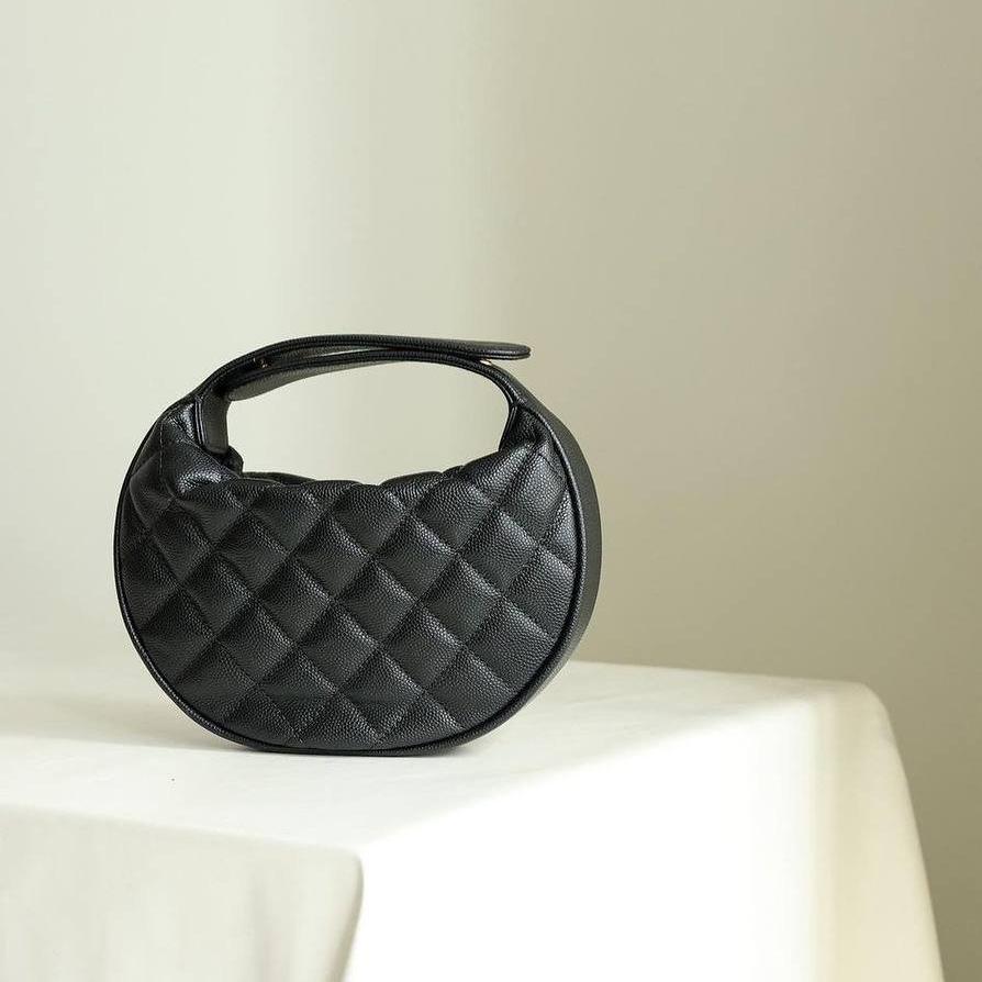 Chanel Kapitone Daire Kese Çanta Siyah, Zincir Altın Donanımlı - Glimmer of Luxury