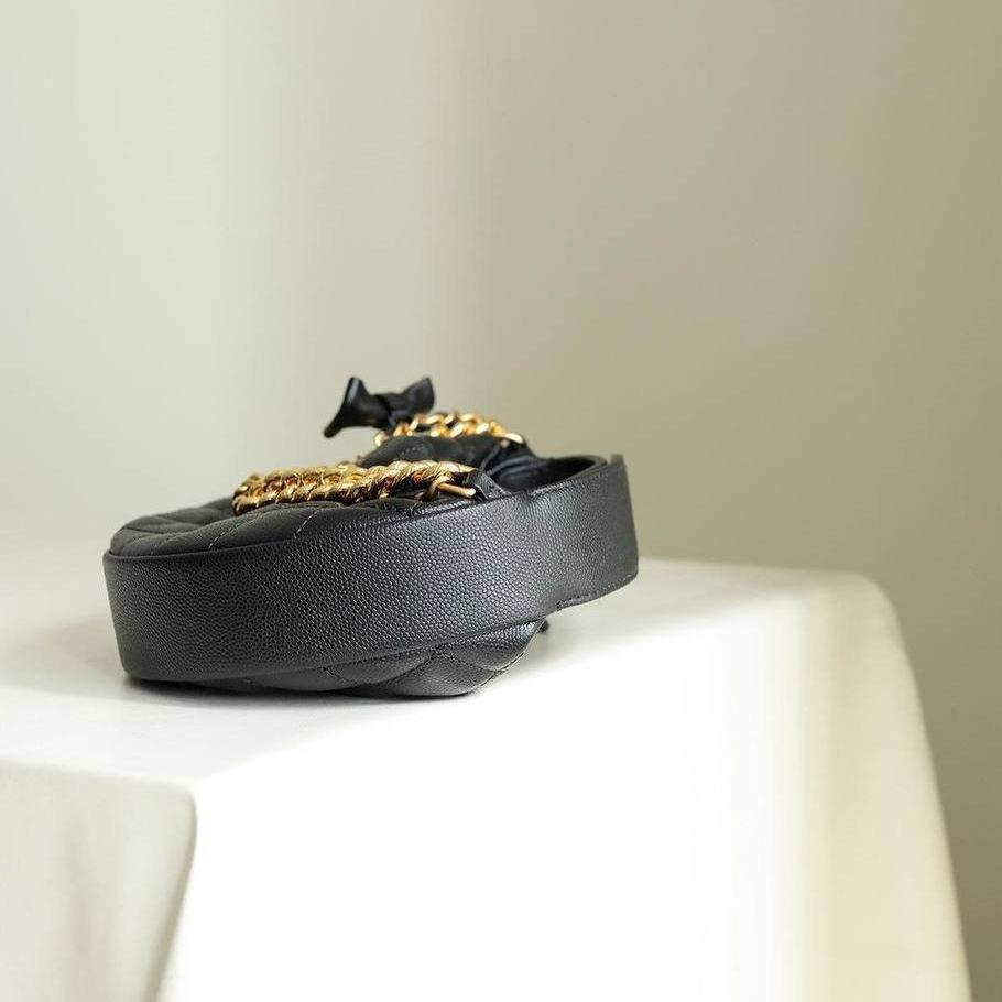 Chanel Kapitone Daire Kese Çanta Siyah, Zincir Altın Donanımlı - Glimmer of Luxury