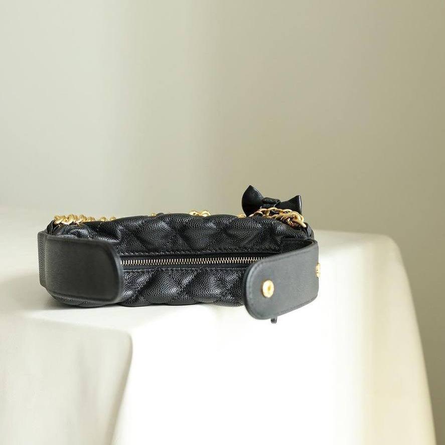 Chanel Kapitone Daire Kese Çanta Siyah, Zincir Altın Donanımlı - Glimmer of Luxury