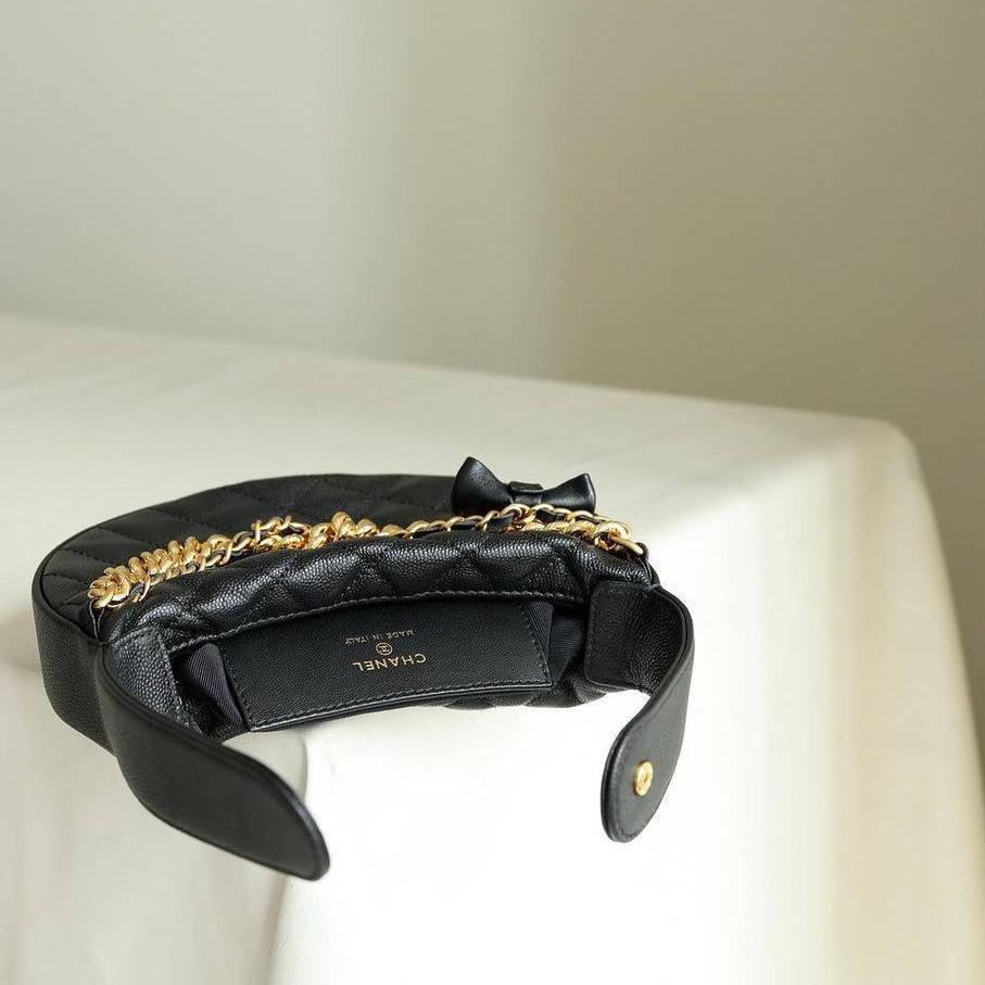 Chanel Kapitone Daire Kese Çanta Siyah, Zincir Altın Donanımlı - Glimmer of Luxury