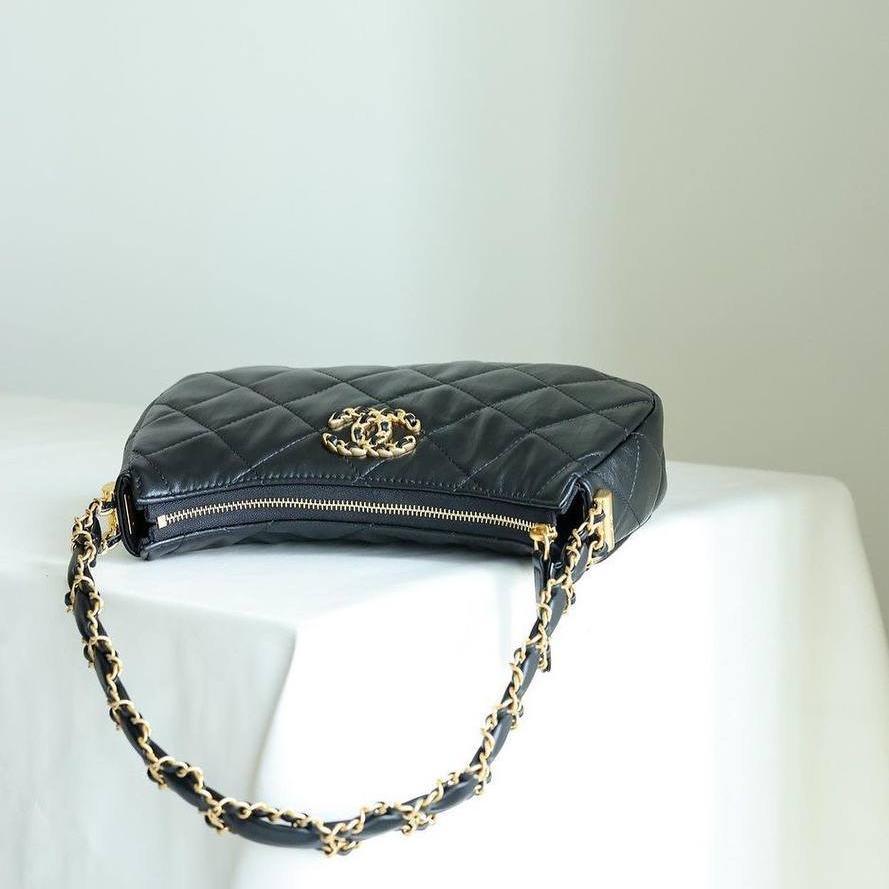 Chanel 23K Hobo Çantası - Glimmer of Luxury