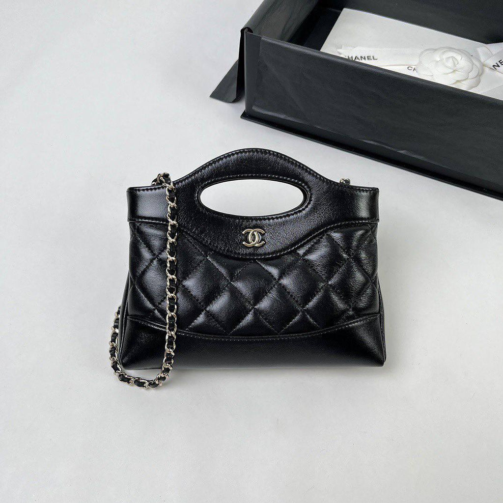Chanel 24C 31 Mini Alışveriş Çantası Zincirli El Çantası Parlak Kuzu Derisi ve Altın Tonlarında Metal Siyah - Glimmer of Luxury