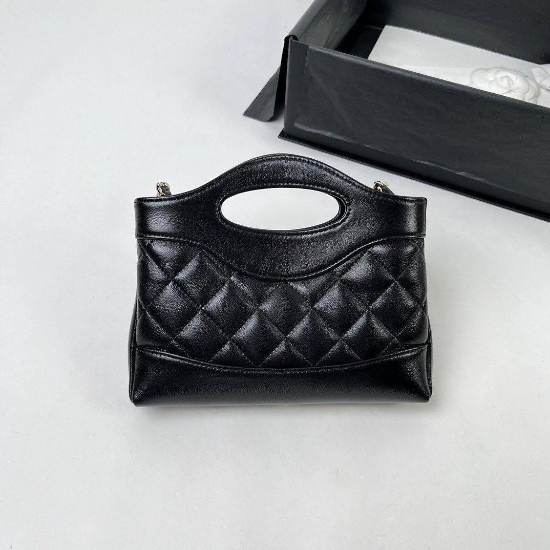 Chanel 24C 31 Mini Alışveriş Çantası Zincirli El Çantası Parlak Kuzu Derisi ve Altın Tonlarında Metal Siyah - Glimmer of Luxury