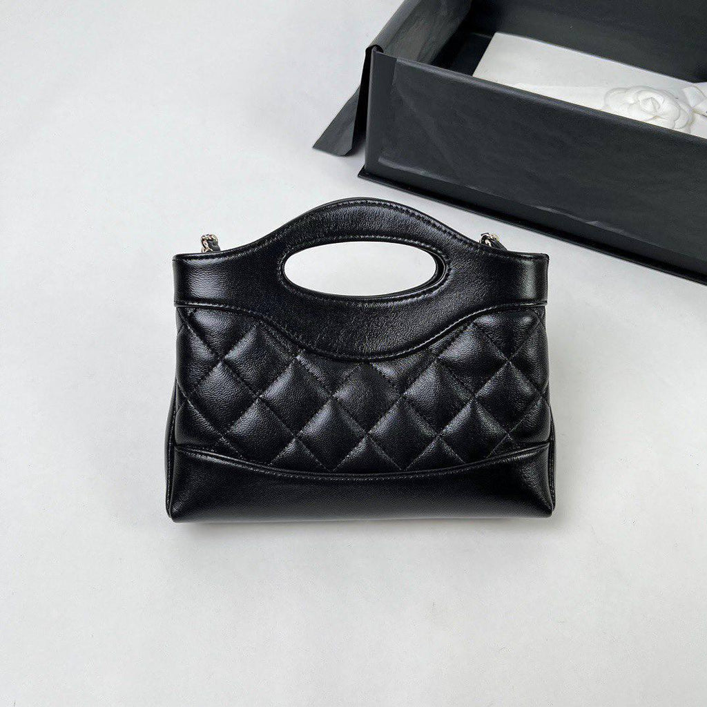 Chanel 24C 31 Mini Alışveriş Çantası Zincirli El Çantası Parlak Kuzu Derisi ve Altın Tonlarında Metal Siyah - Glimmer of Luxury