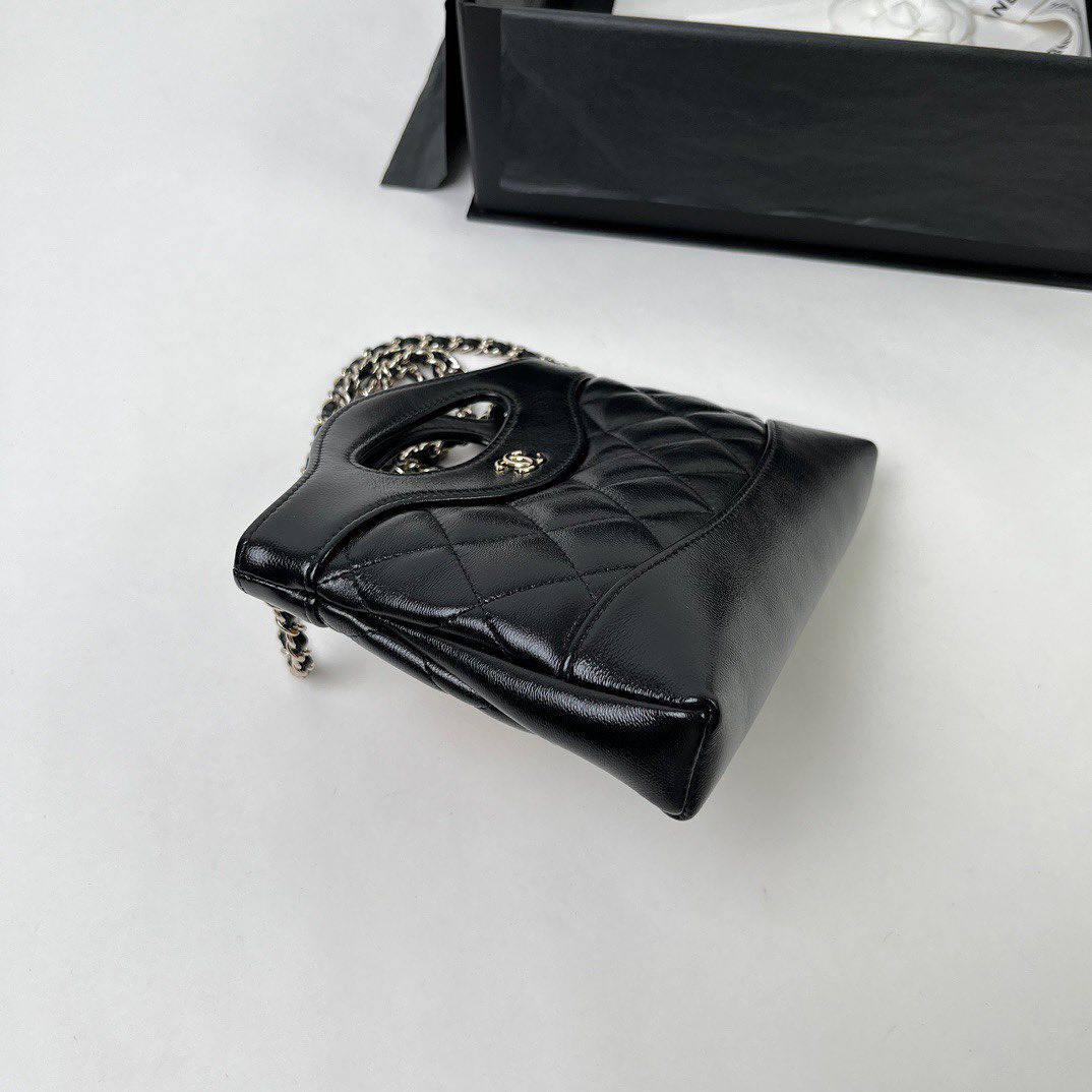 Chanel 24C 31 Mini Alışveriş Çantası Zincirli El Çantası Parlak Kuzu Derisi ve Altın Tonlarında Metal Siyah - Glimmer of Luxury
