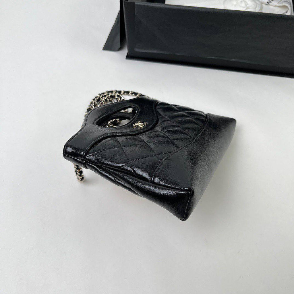 Chanel 24C 31 Mini Alışveriş Çantası Zincirli El Çantası Parlak Kuzu Derisi ve Altın Tonlarında Metal Siyah - Glimmer of Luxury