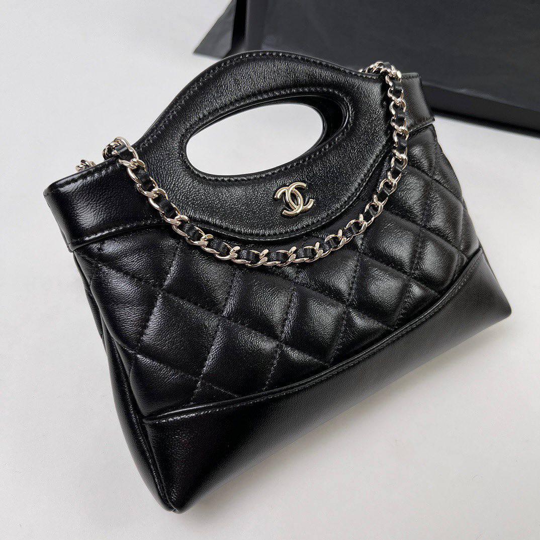 Chanel 24C 31 Mini Alışveriş Çantası Zincirli El Çantası Parlak Kuzu Derisi ve Altın Tonlarında Metal Siyah - Glimmer of Luxury