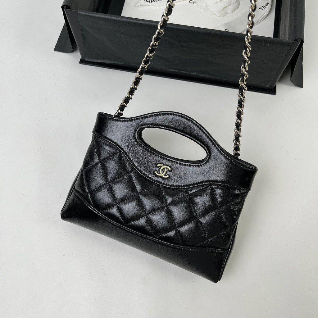 Chanel 24C 31 Mini Alışveriş Çantası Zincirli El Çantası Parlak Kuzu Derisi ve Altın Tonlarında Metal Siyah - Glimmer of Luxury