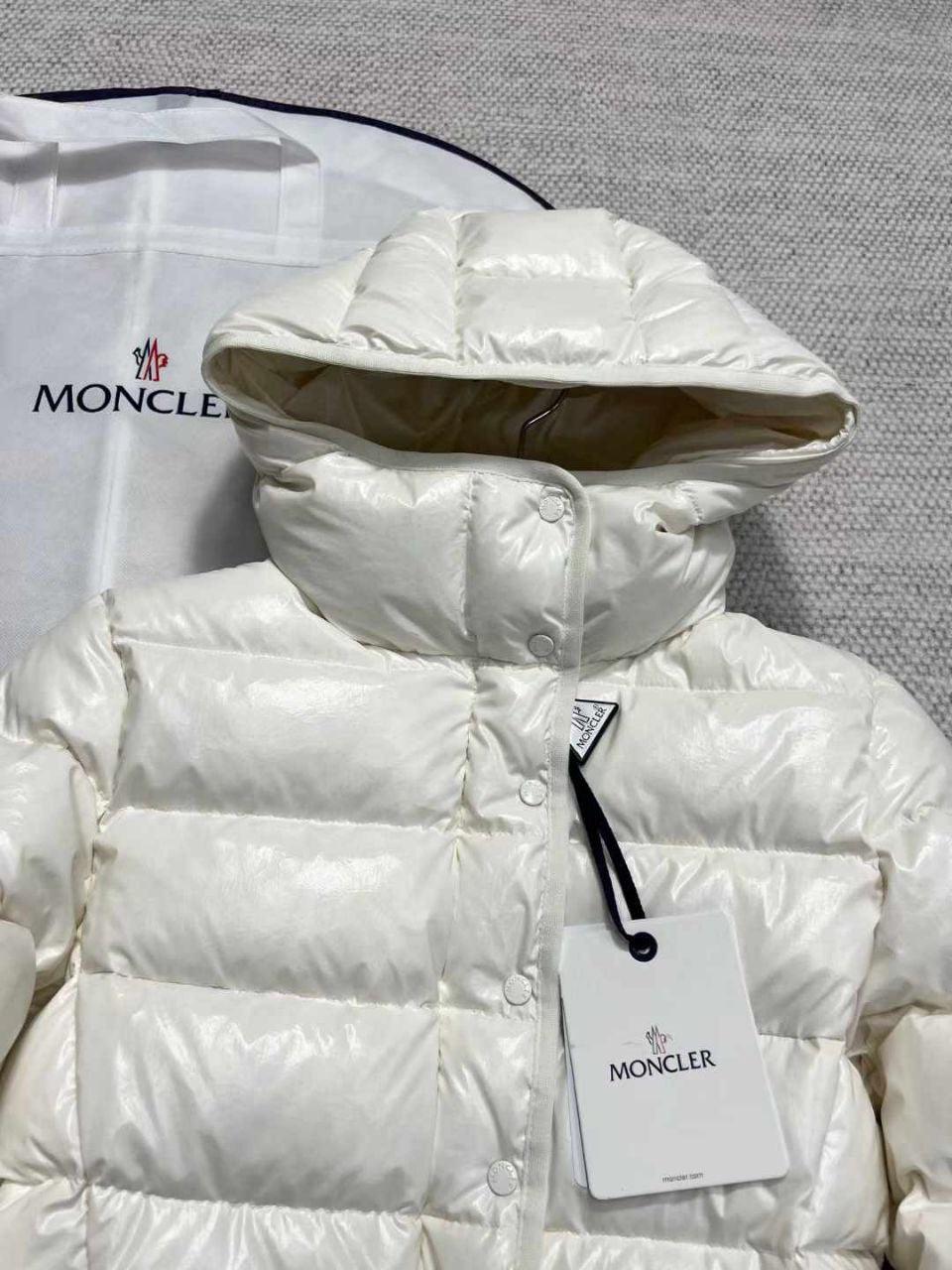 Moncler Barante Mont - Glimmer of Luxury