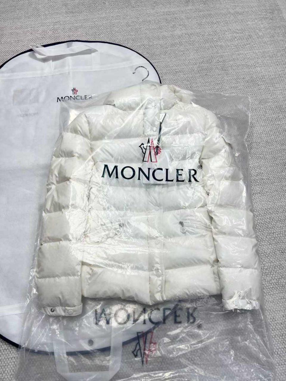 Moncler Barante Mont - Glimmer of Luxury