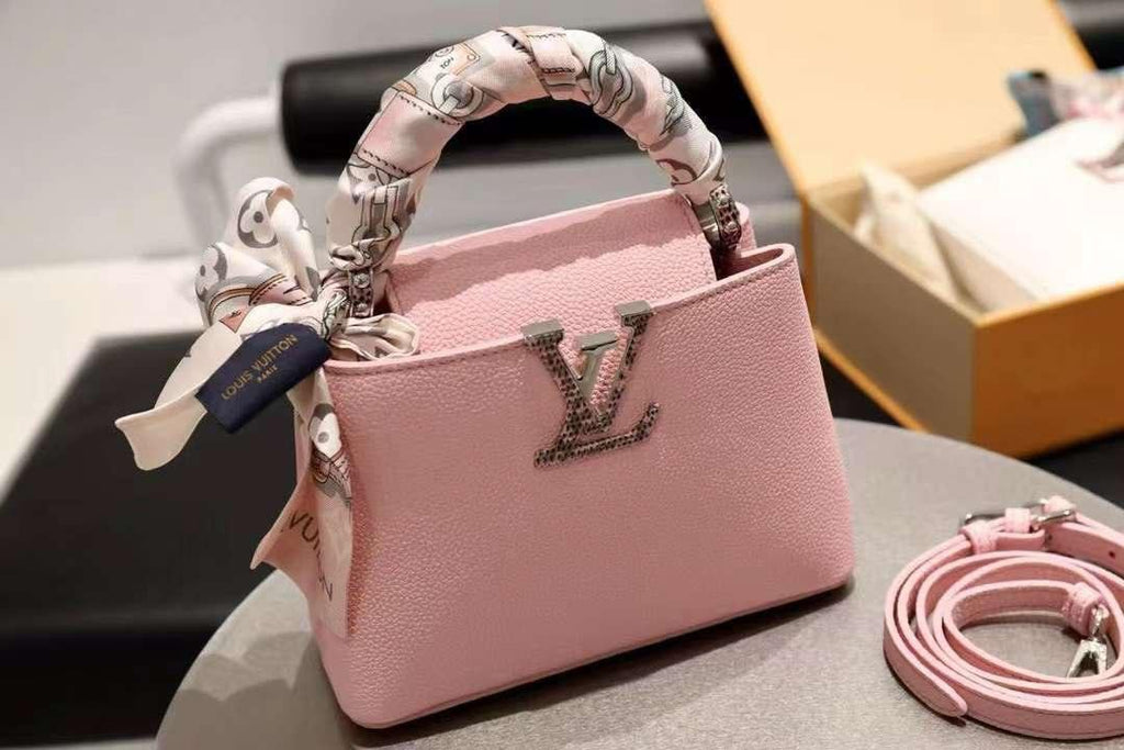 LV Capucines Kertenkele Dokunuşu - Glimmer of Luxury