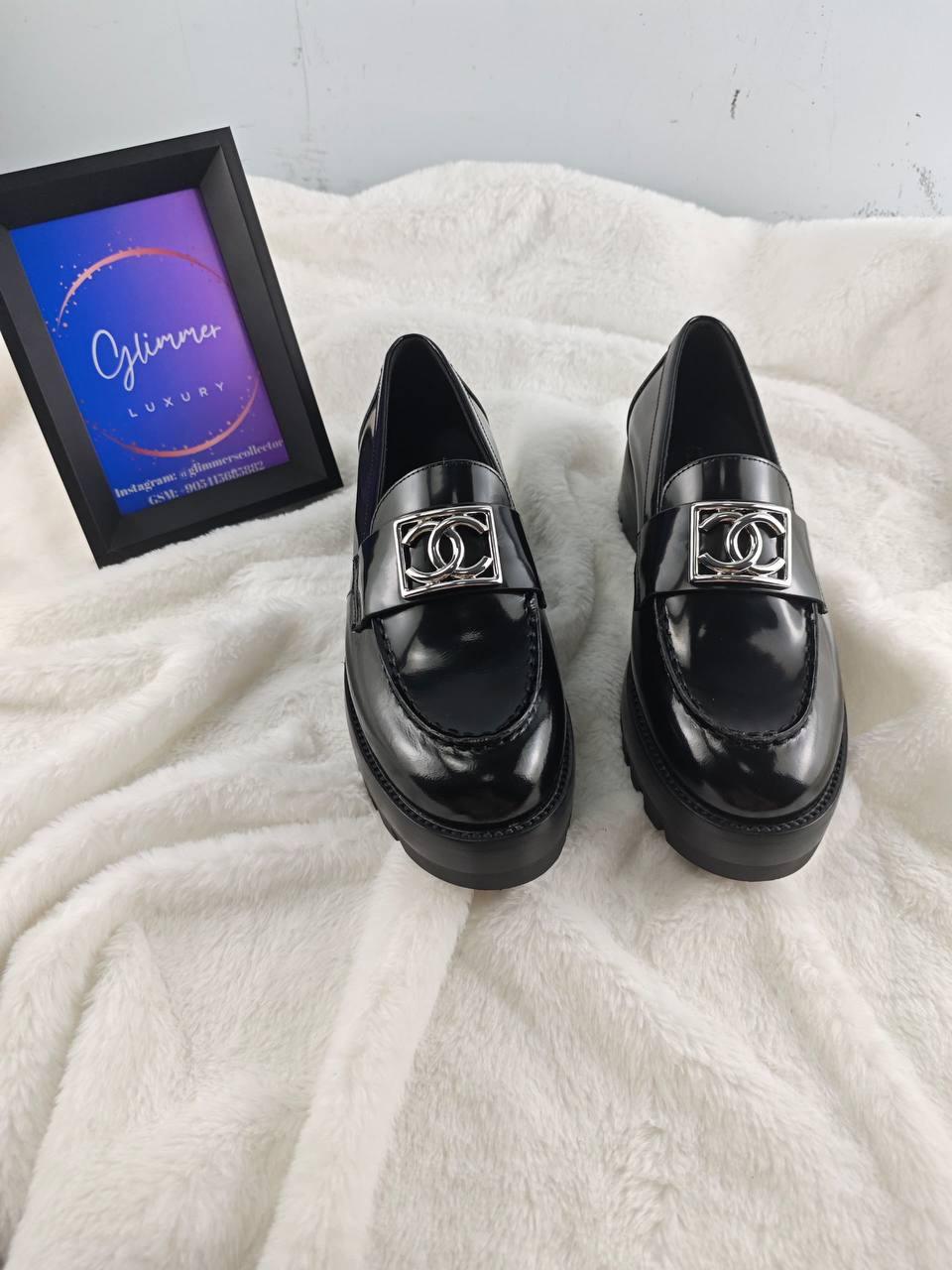 Chanel Parlak Dana Derisi CC Loafer Siyah - Glimmer of Luxury