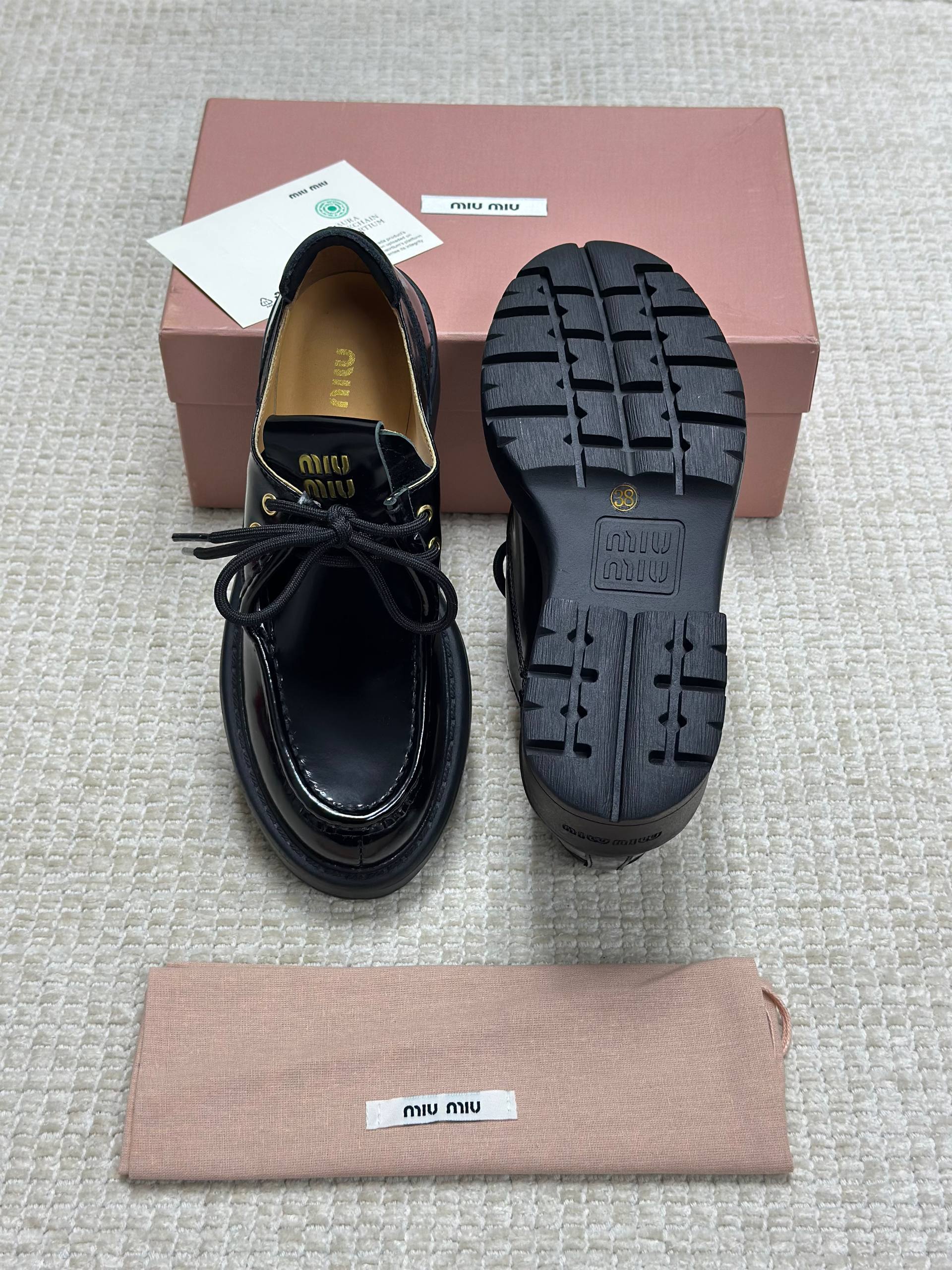 Miu Miu حذاء جلدي مزود بأربطة
