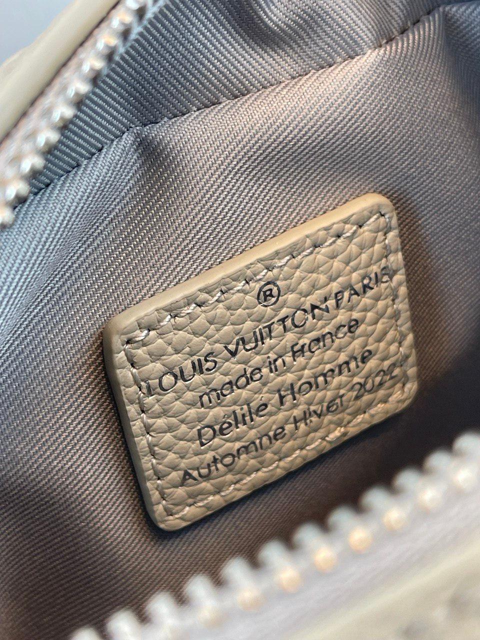 Louis Vuitton Mini Yumuşak Gövde Tebeşir, Stil Numarası M81606. - Glimmer of Luxury