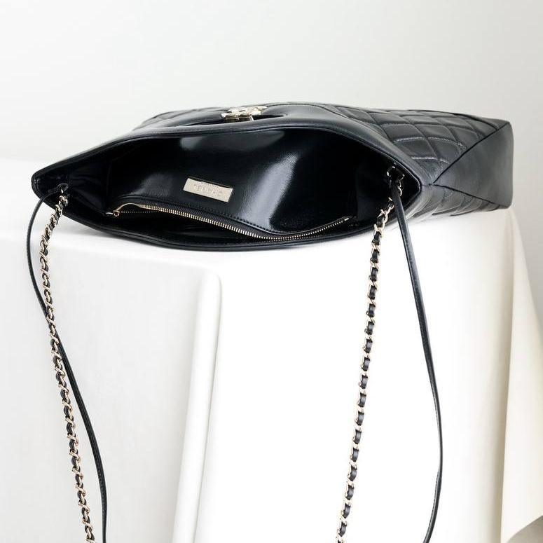 Chanel Parlak Kuzu Derisi Kapitone 31' Alışveriş Çantası Siyah - Glimmer of Luxury