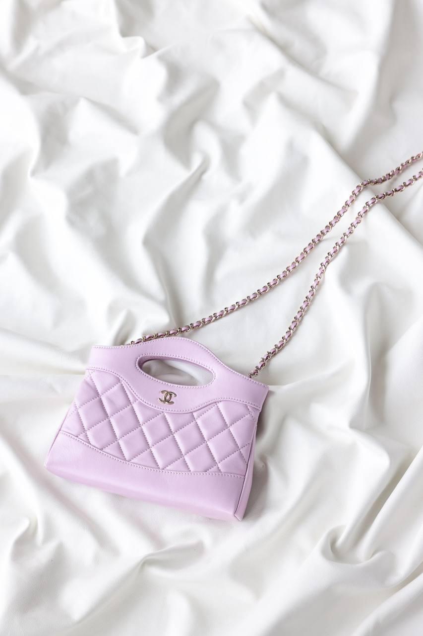 Chanel 24C 31 Mini Alışveriş Çantası Zincirli El Çantası Parlak Kuzu Derisi ve Altın Tonlarında Metal AS3656 Lila - Glimmer of Luxury