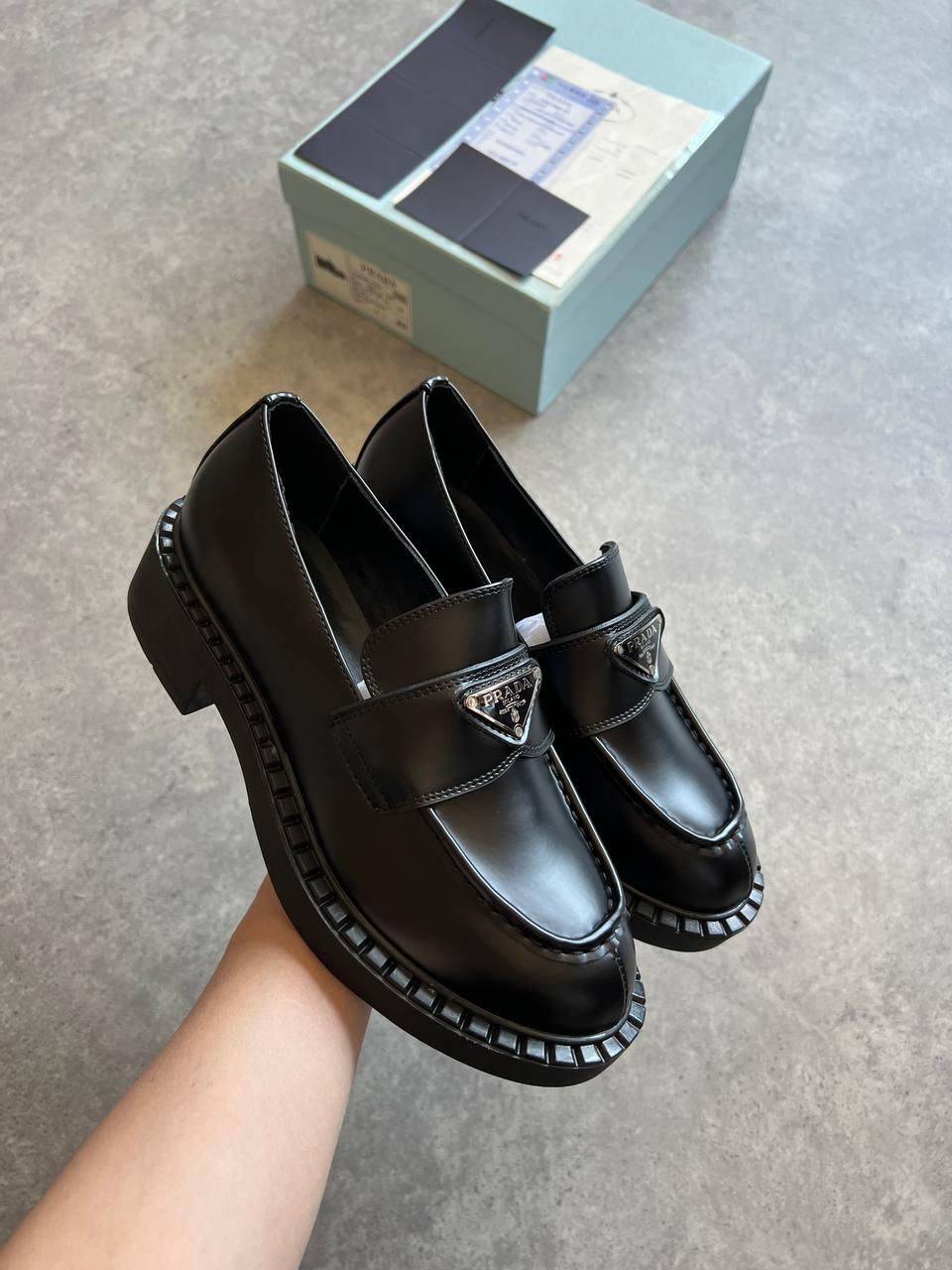 Prada Fırçalanmış Deri Loafer - Glimmer of Luxury