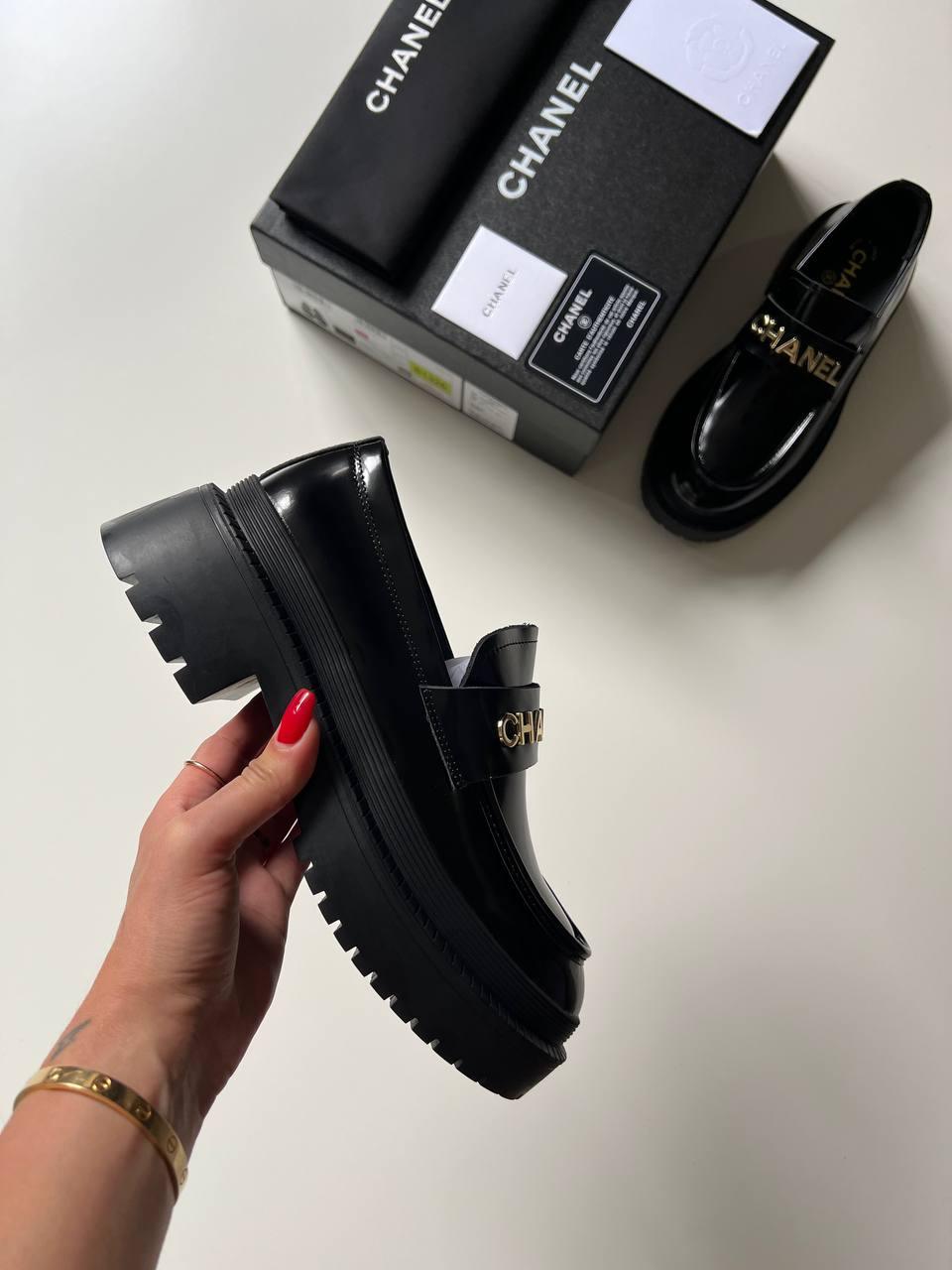 Chanel Parlak Dana Derisi Logolu Loafer'lar - Glimmer of Luxury