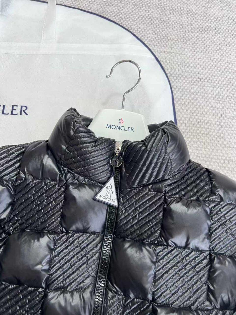 Moncler Ancy Mont - Glimmer of Luxury