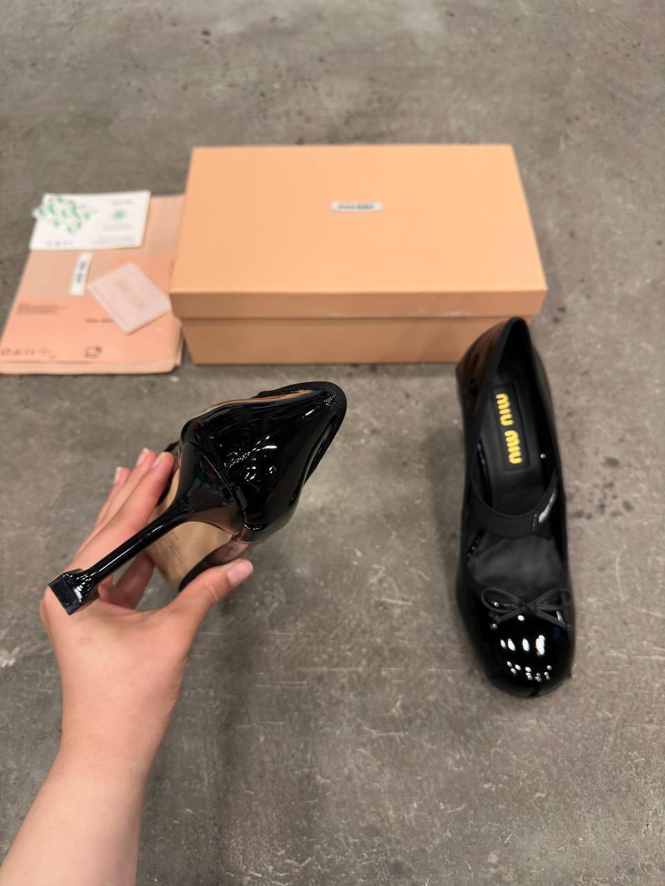 Miu Miu Siyah Yuvarlak Topuklu Ayakakbılar - Glimmer of Luxury