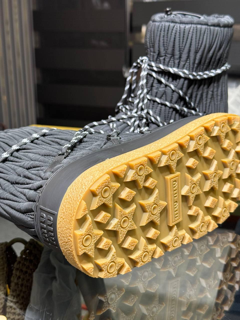 Miu Miu Kar Botu Siyah - Glimmer of Luxury