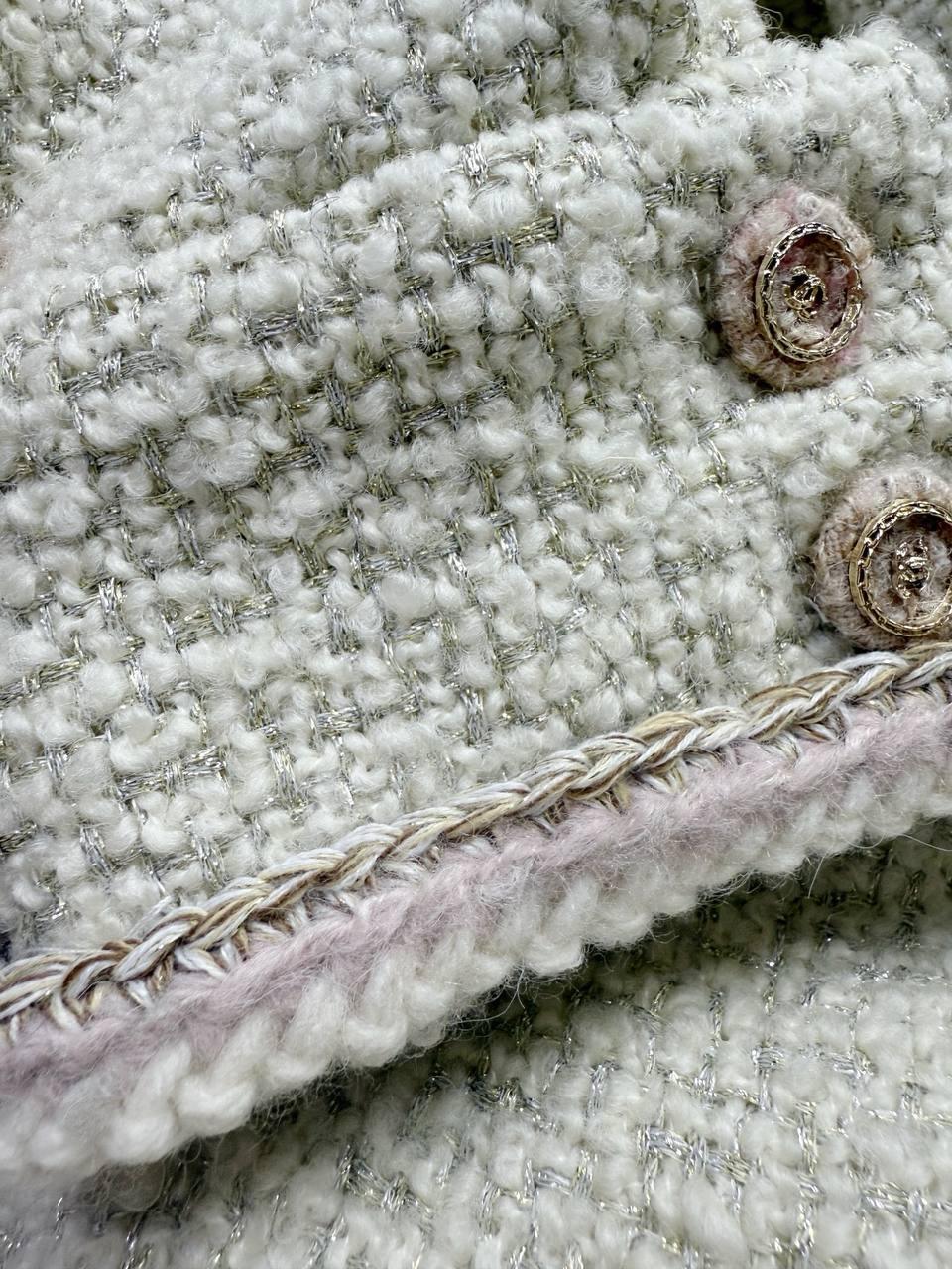 Chanel 2025 Kış 24K, NWT Kaşmir Tüvit Ekru Ceket Blazer W/ Kemerli, MSRP - Glimmer of Luxury