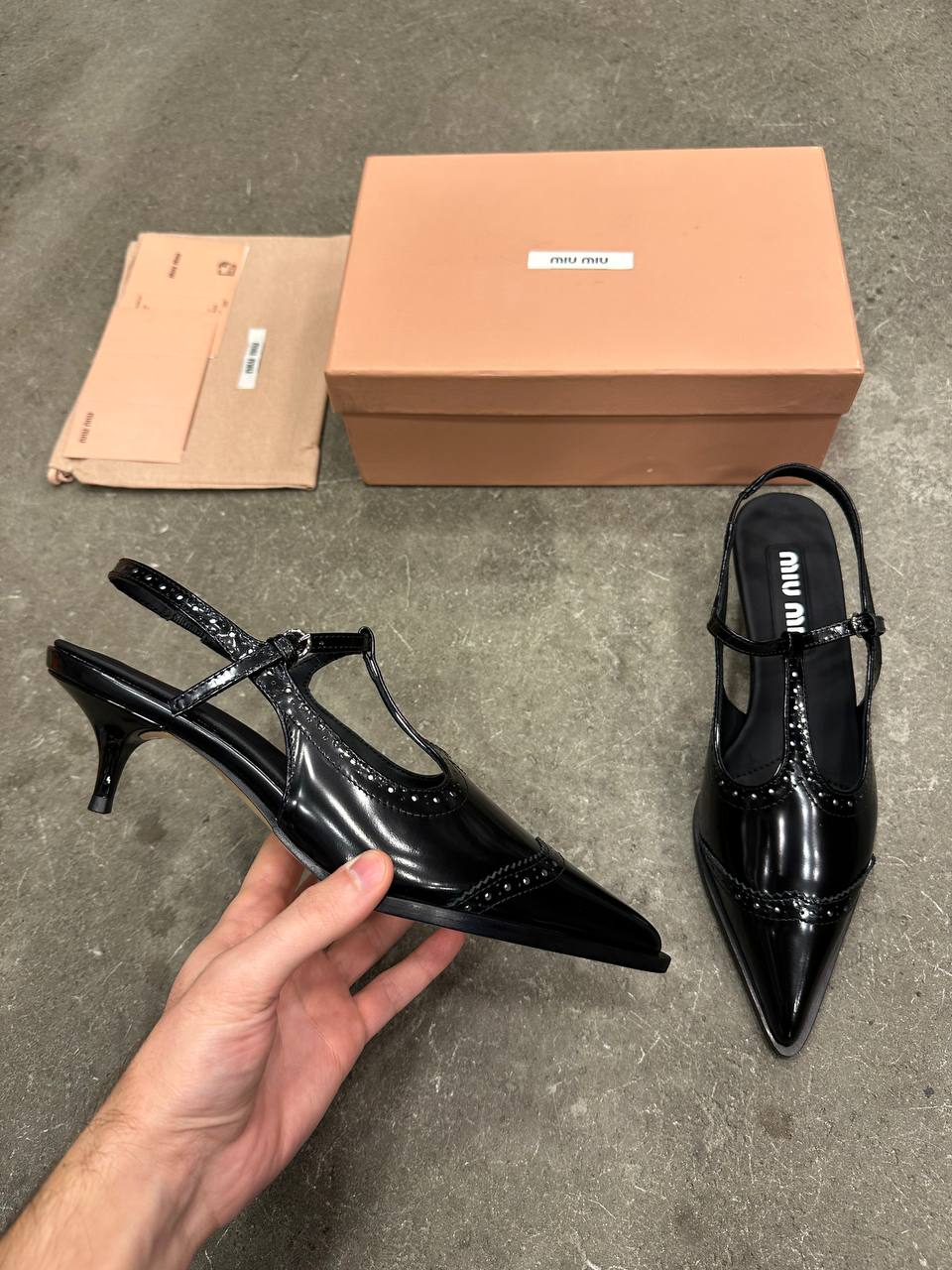 Miu Miu Fırçalanmış Deri Brogue Arkası Açık T Kayışlı Babetler - Glimmer of Luxury