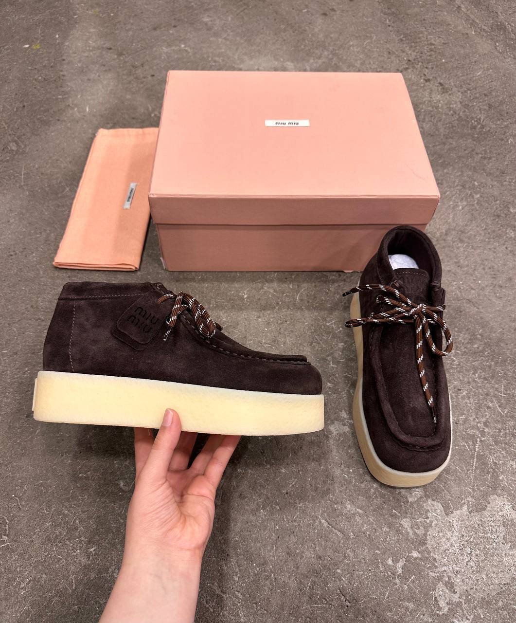 Miu Miu Süet Delave Dolgu Dolgulu Bilekte Botlar - Glimmer of Luxury