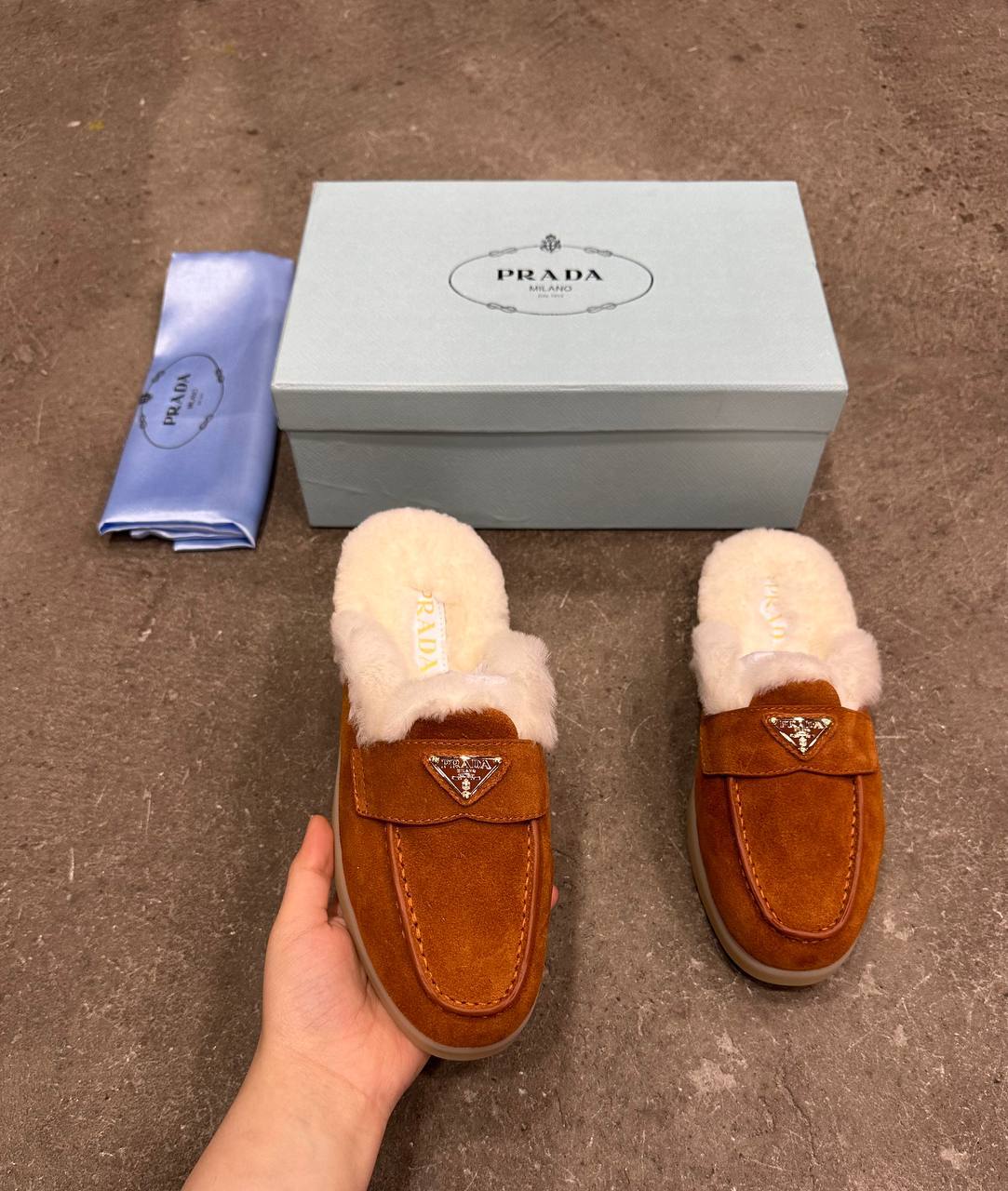 Prada Süet ve Kürklü Terlikler - Glimmer of Luxury