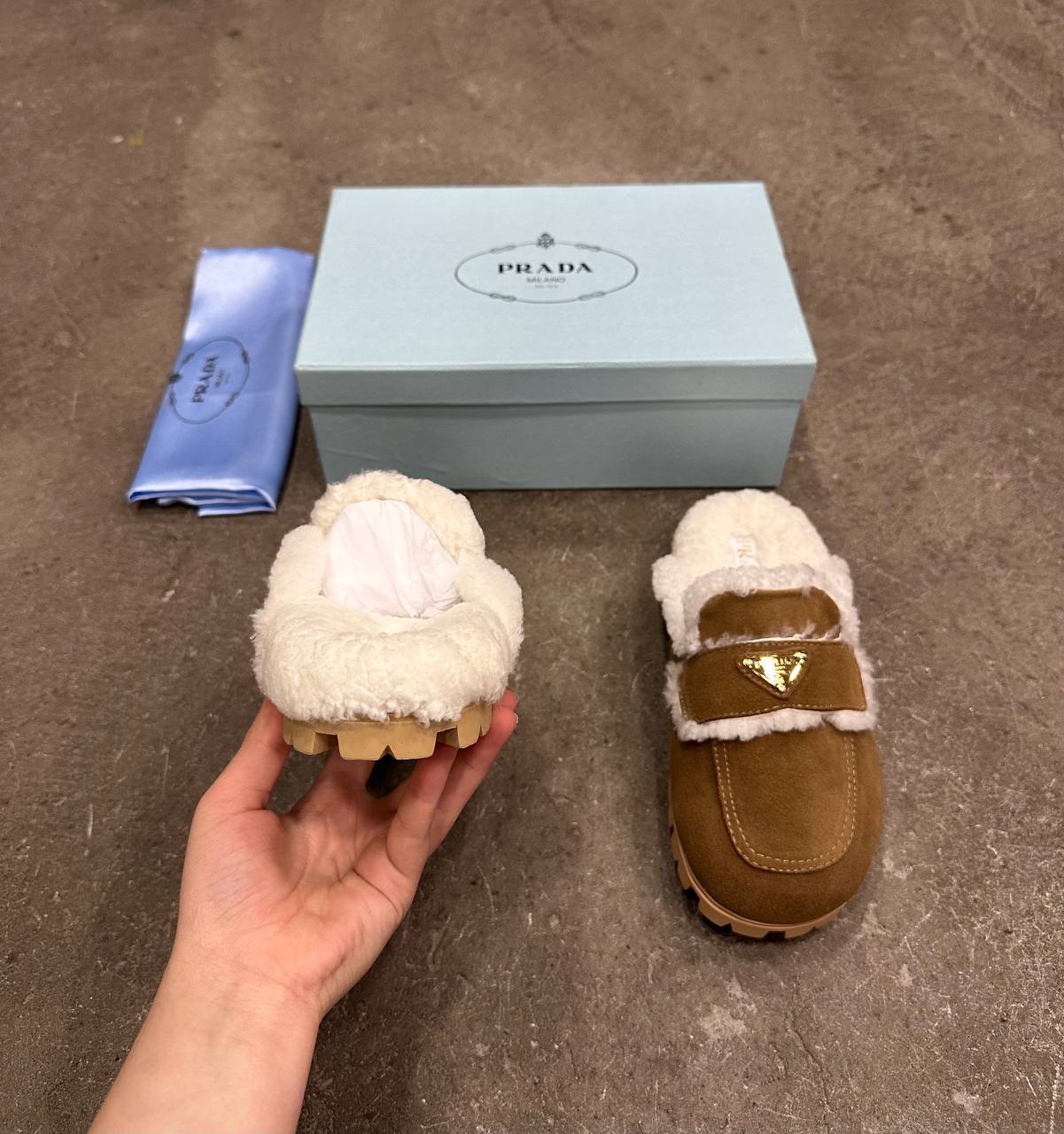 Prada Süet ve Kürklü Terlikler - Glimmer of Luxury