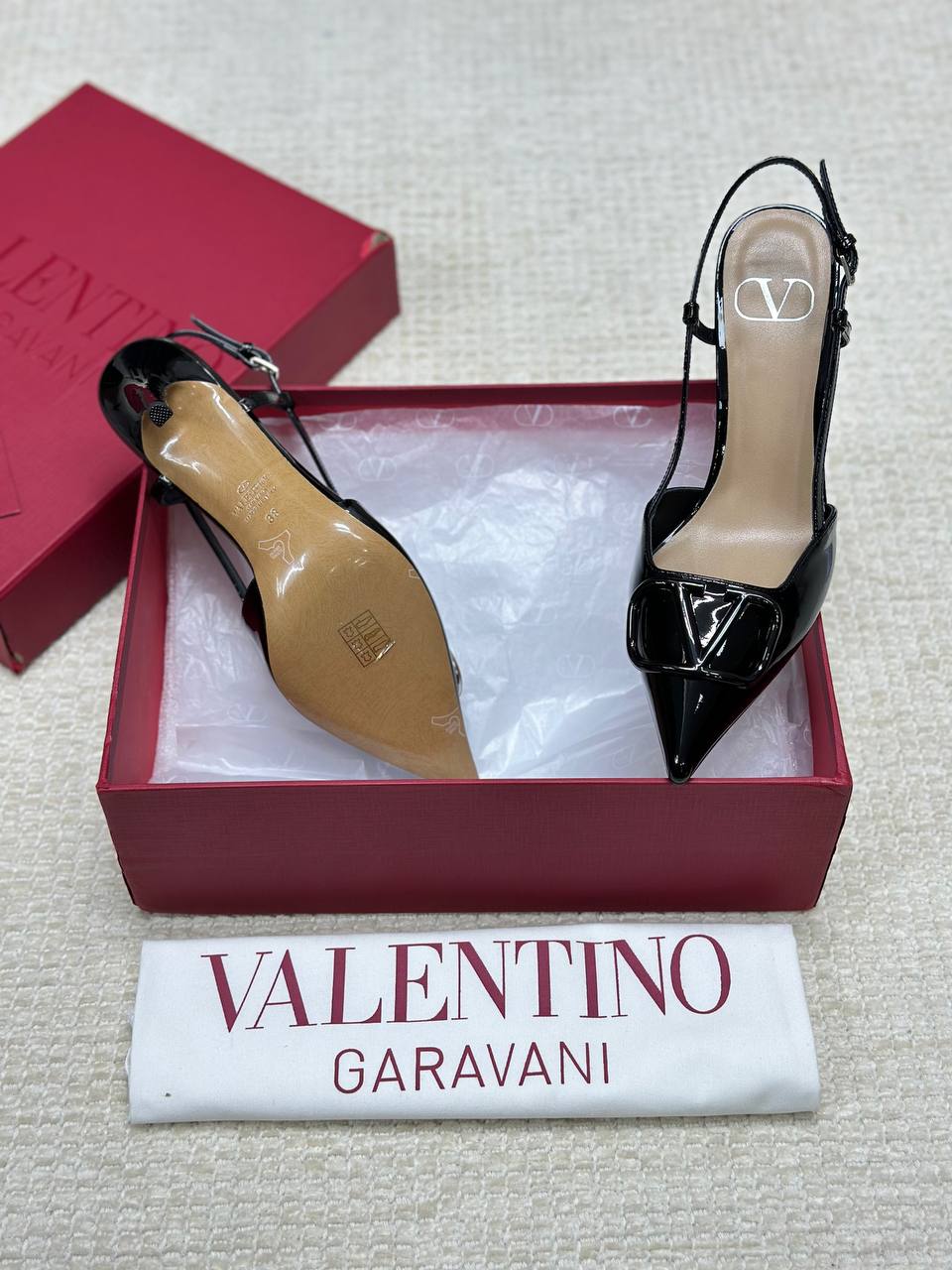 حذاء فالنتينو Vlogo بإبزيم جلدي لامع بارتفاع 80 مم