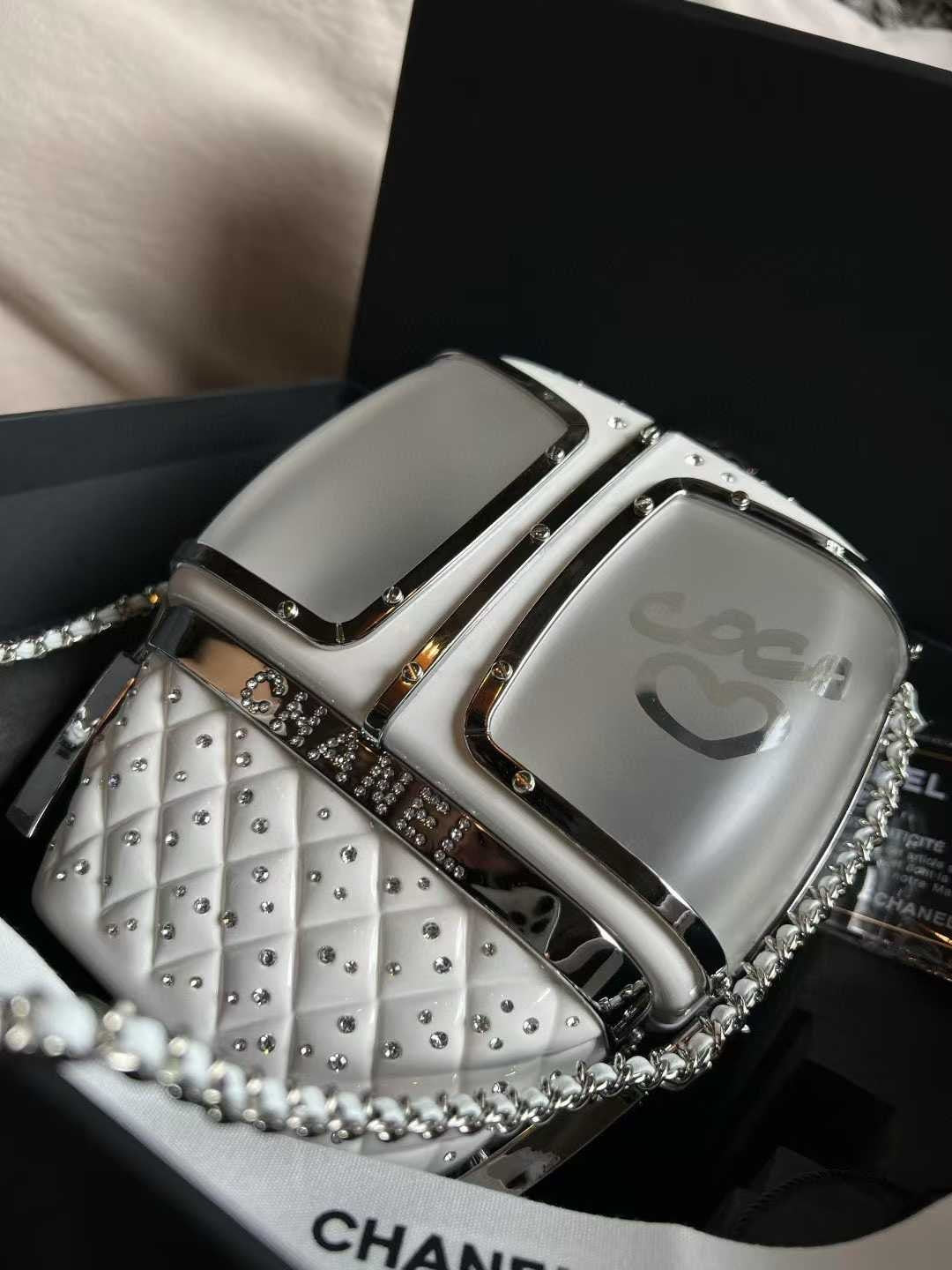 Chanel Cruise 26 Camellia Kristal Minaudière – Limited Edition