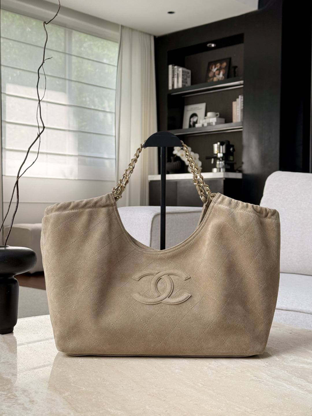 Chanel Süet Kapitone Neo Cabas / Maxi CC Hobo Alışveriş Çantası – Bej