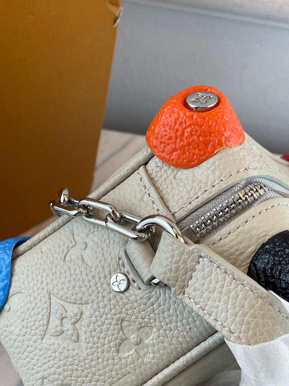 Louis Vuitton Mini Yumuşak Gövde Tebeşir, Stil Numarası M81606. - Glimmer of Luxury