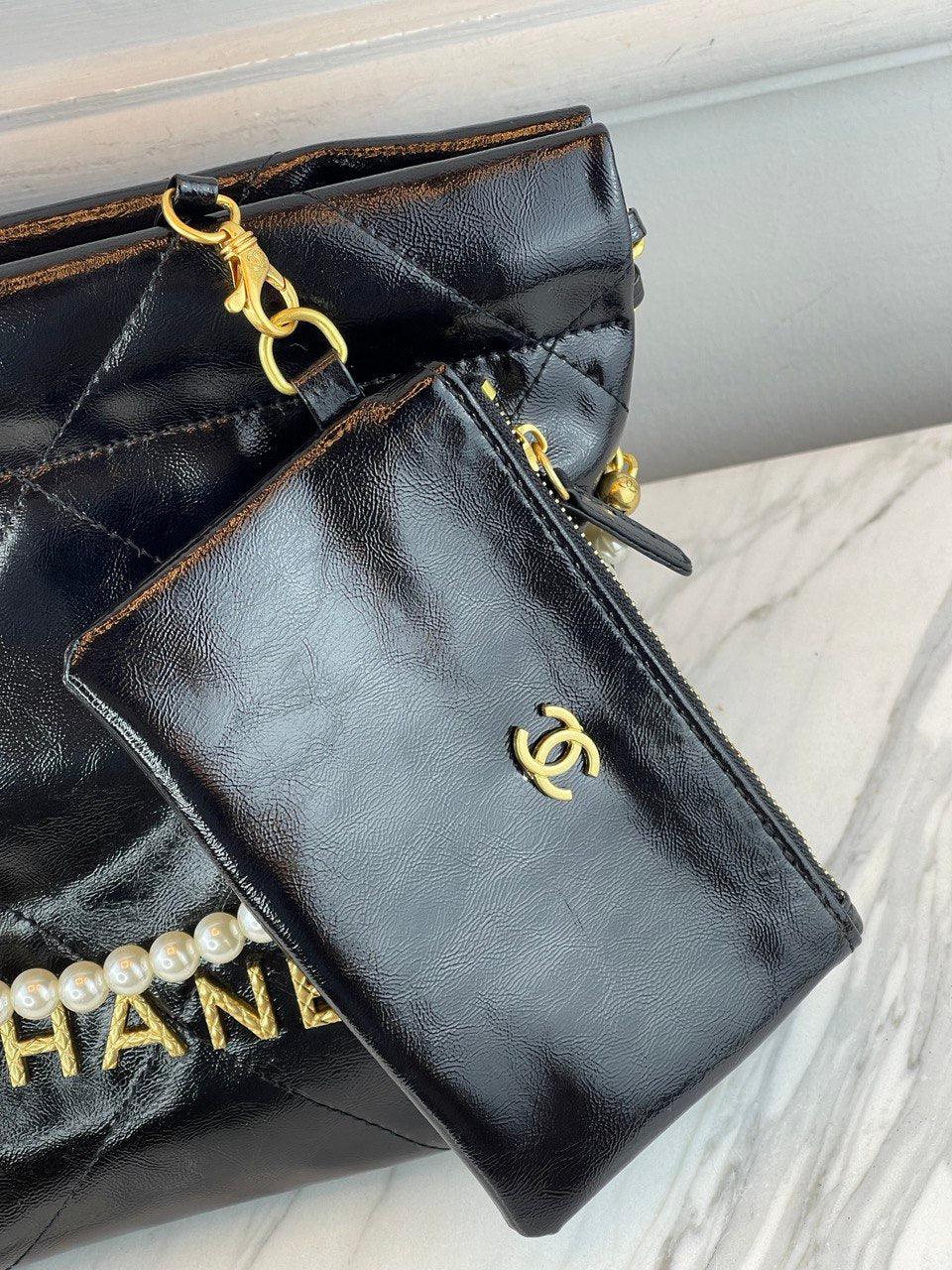 Chanel Siyah Dana Derisi Küçük Kova Çantası İnci Takılar İle - Glimmer of Luxury