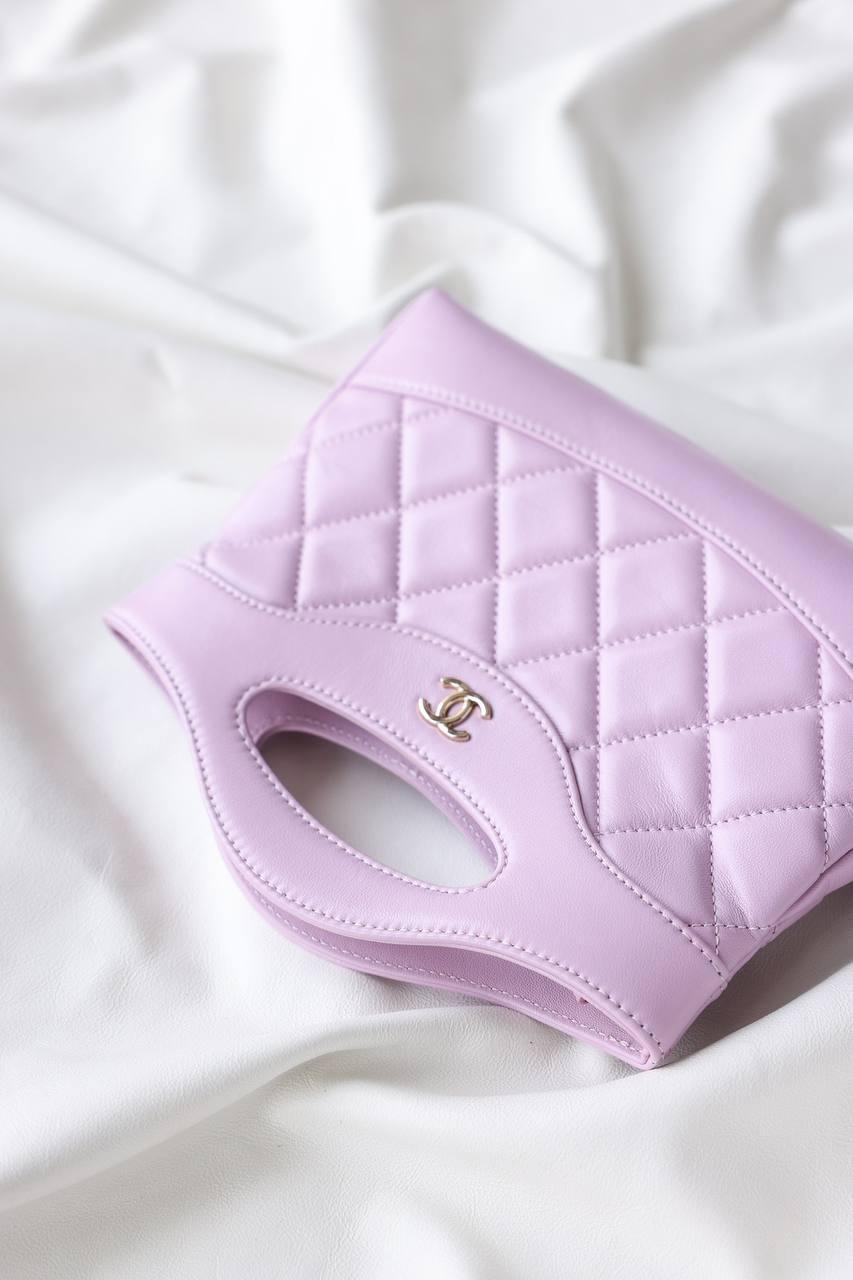 Chanel 24C 31 Mini Alışveriş Çantası Zincirli El Çantası Parlak Kuzu Derisi ve Altın Tonlarında Metal AS3656 Lila - Glimmer of Luxury