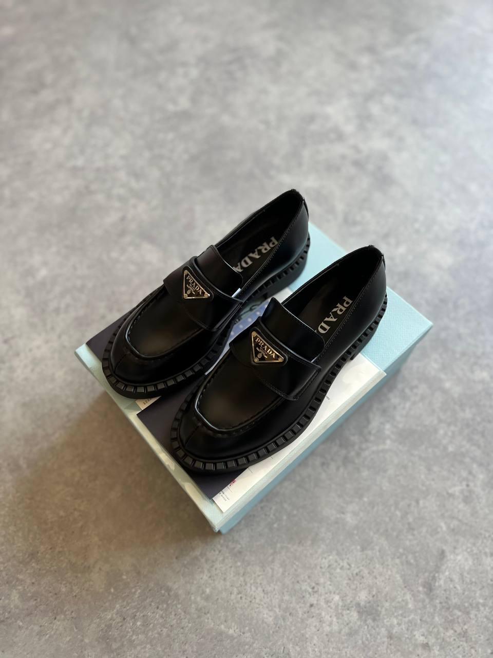 Prada Fırçalanmış Deri Loafer - Glimmer of Luxury