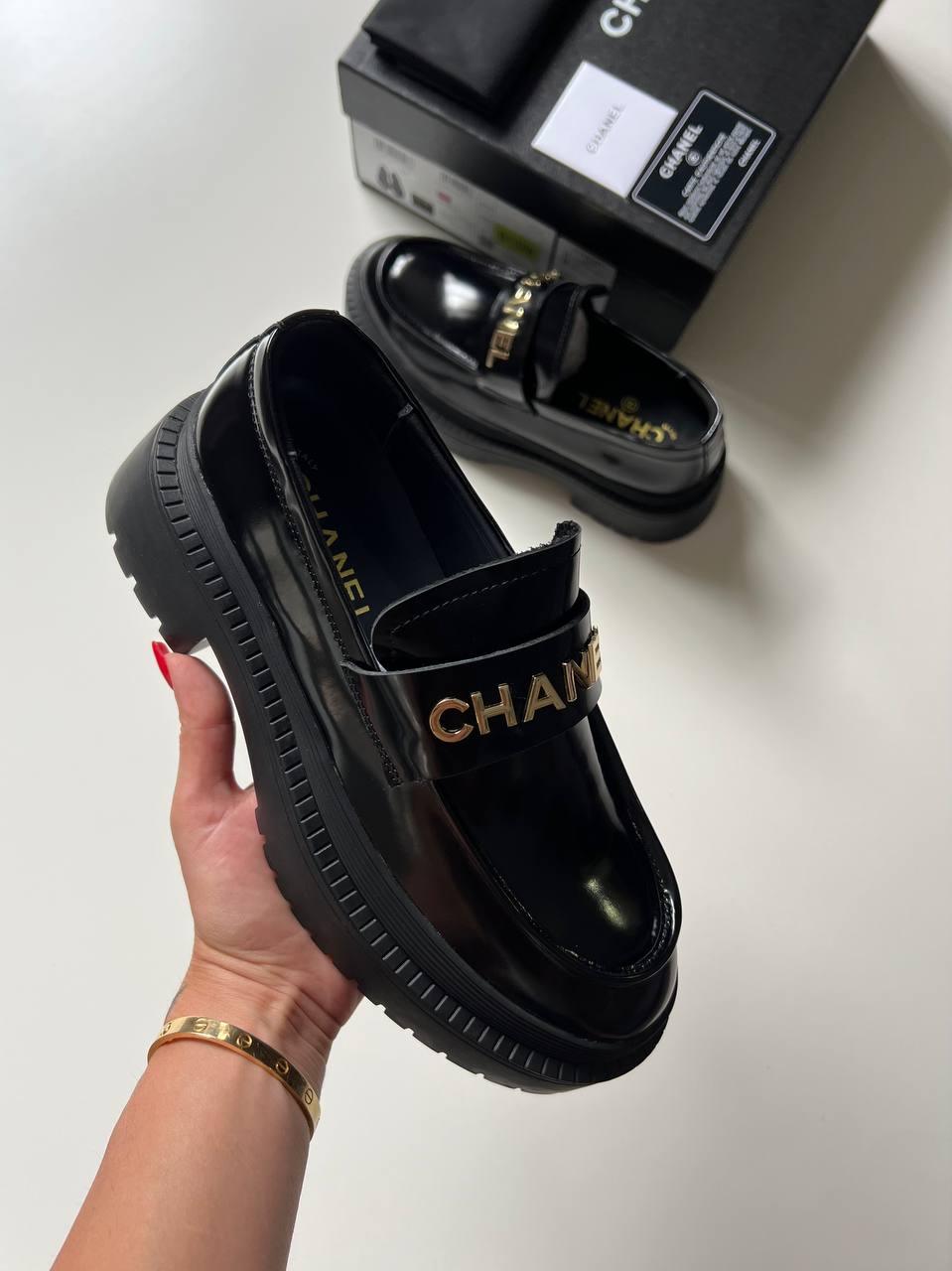 Chanel Parlak Dana Derisi Logolu Loafer'lar - Glimmer of Luxury