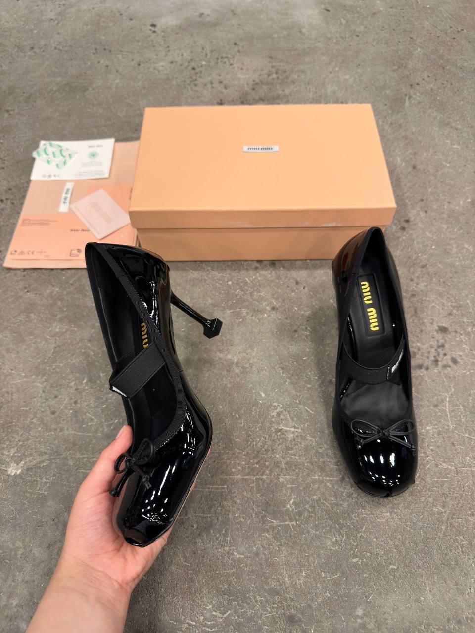 Miu Miu Siyah Yuvarlak Topuklu Ayakakbılar - Glimmer of Luxury