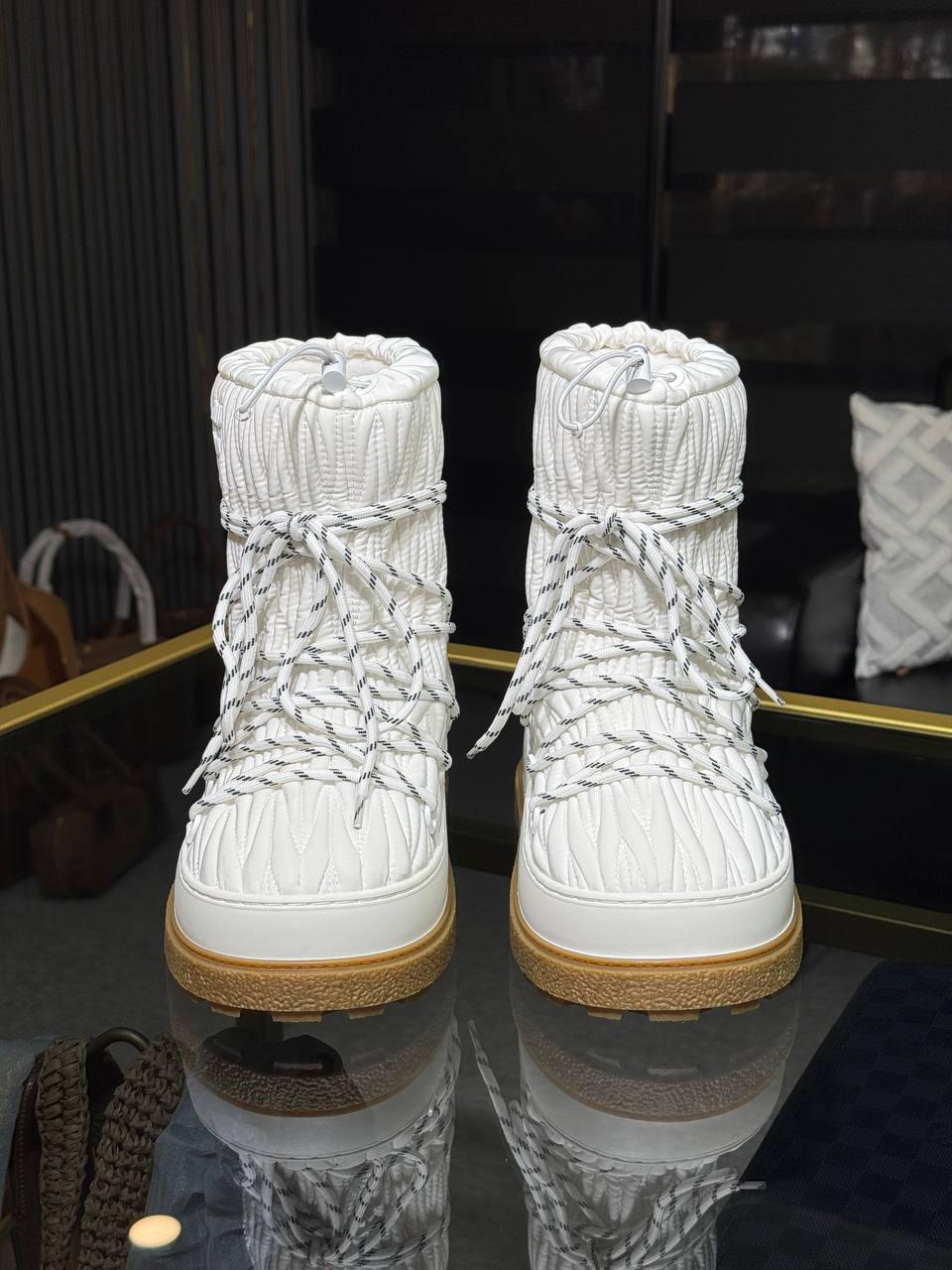 Miu Miu Kar Botu Beyaz - Glimmer of Luxury