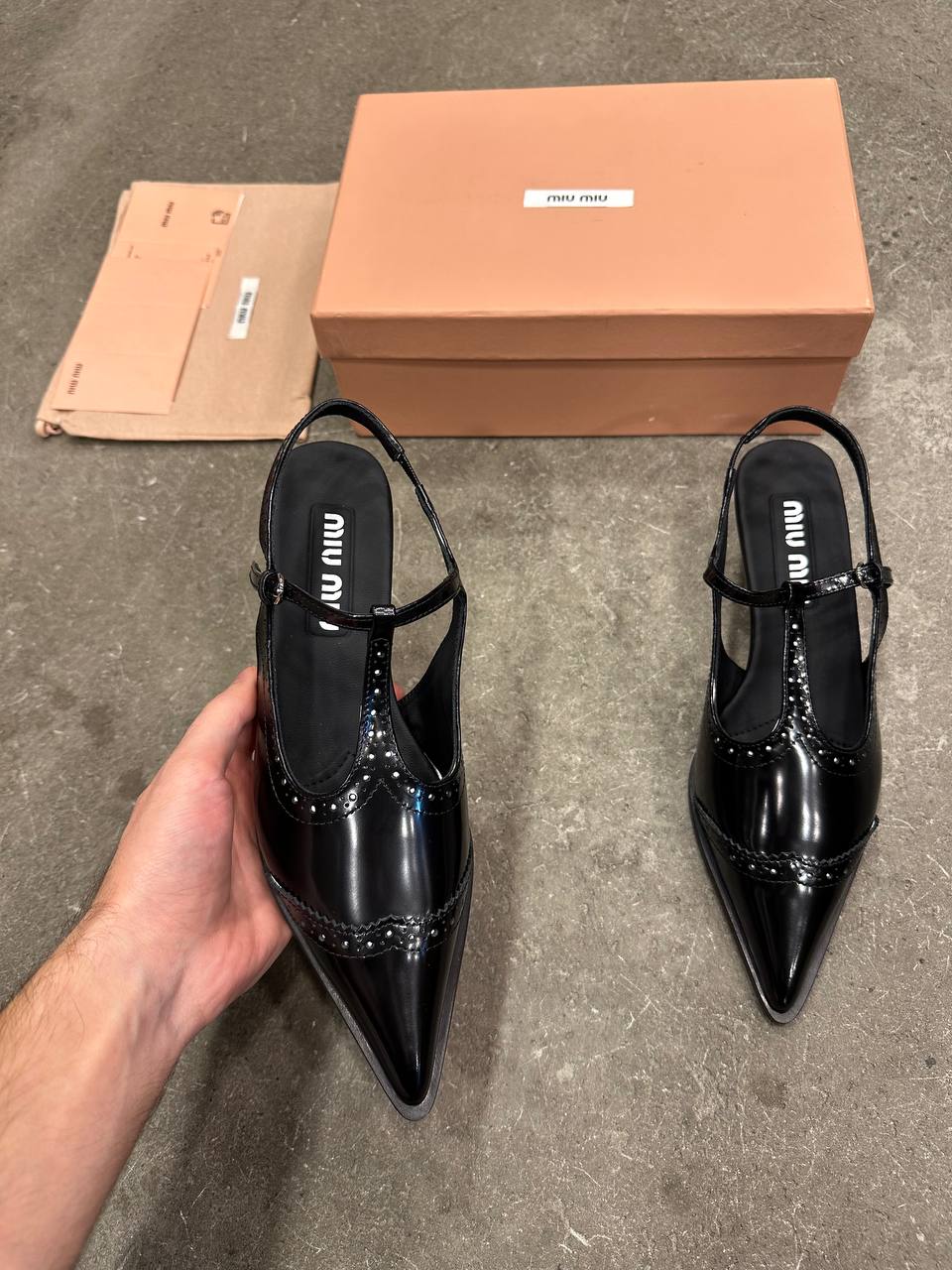 Miu Miu Fırçalanmış Deri Brogue Arkası Açık T Kayışlı Babetler - Glimmer of Luxury